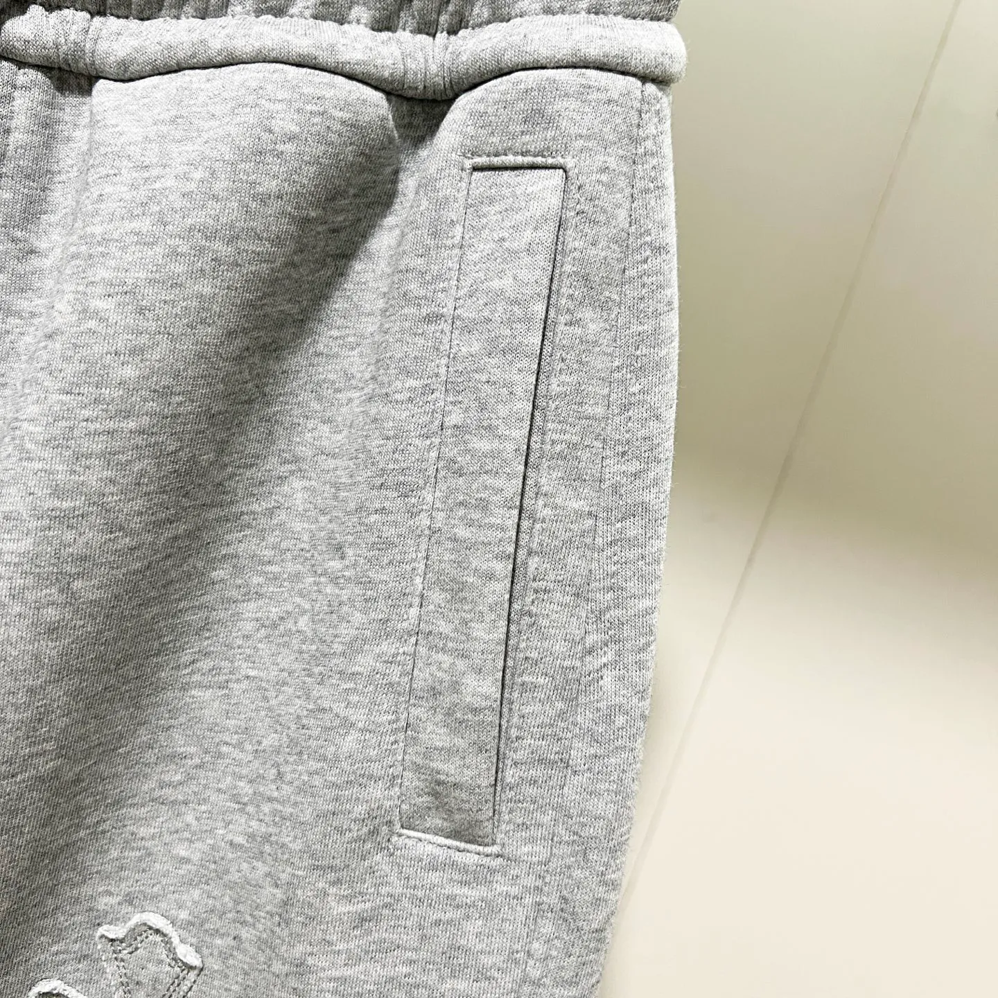 P260 chromehearts/Chrome Hearts selected 400g customized fabric sweatpants, patched horseshoe Sanskrit cross ✝️LOGO embroidery🪡 process, official synchronization, 1:1 original mold opening, fashionable personality, versatile trend, pure original quality, original washed fabric, tag, collar label, washed wheat, three complete labels, color: black, gray. Size: M-3XL